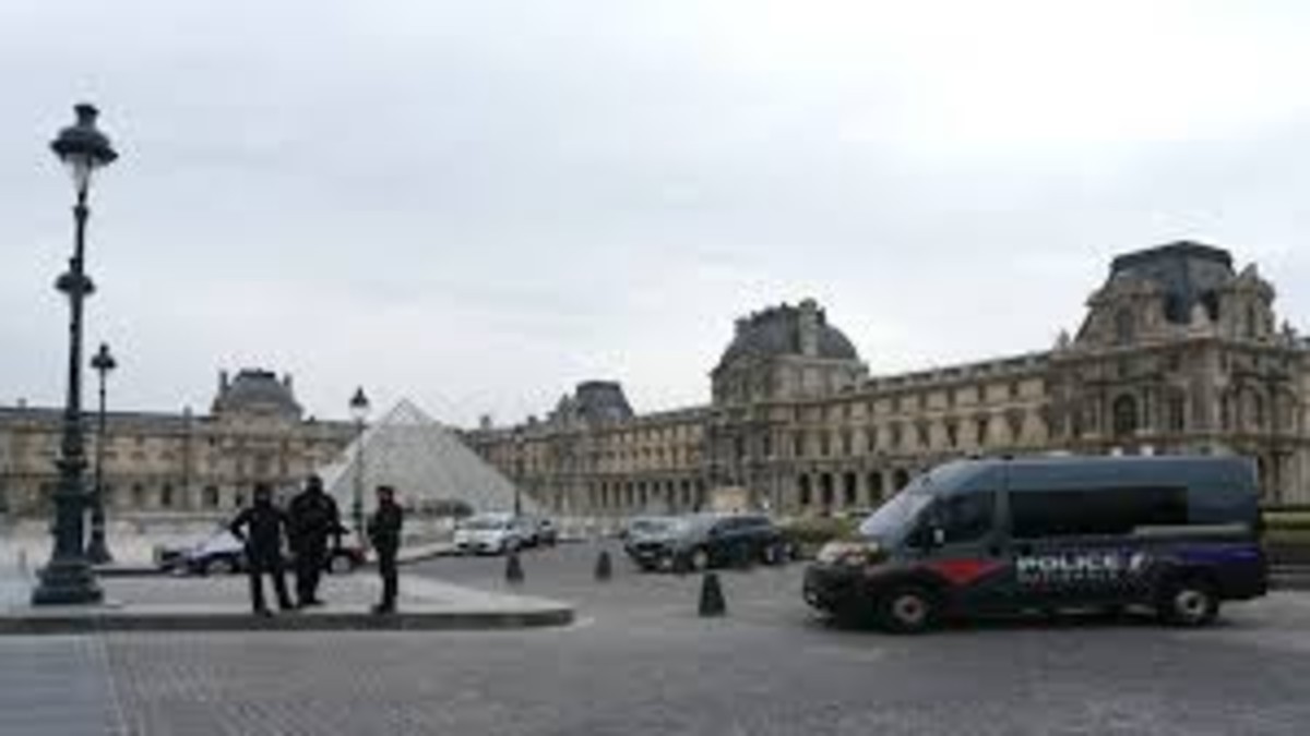 louvre museum robbery